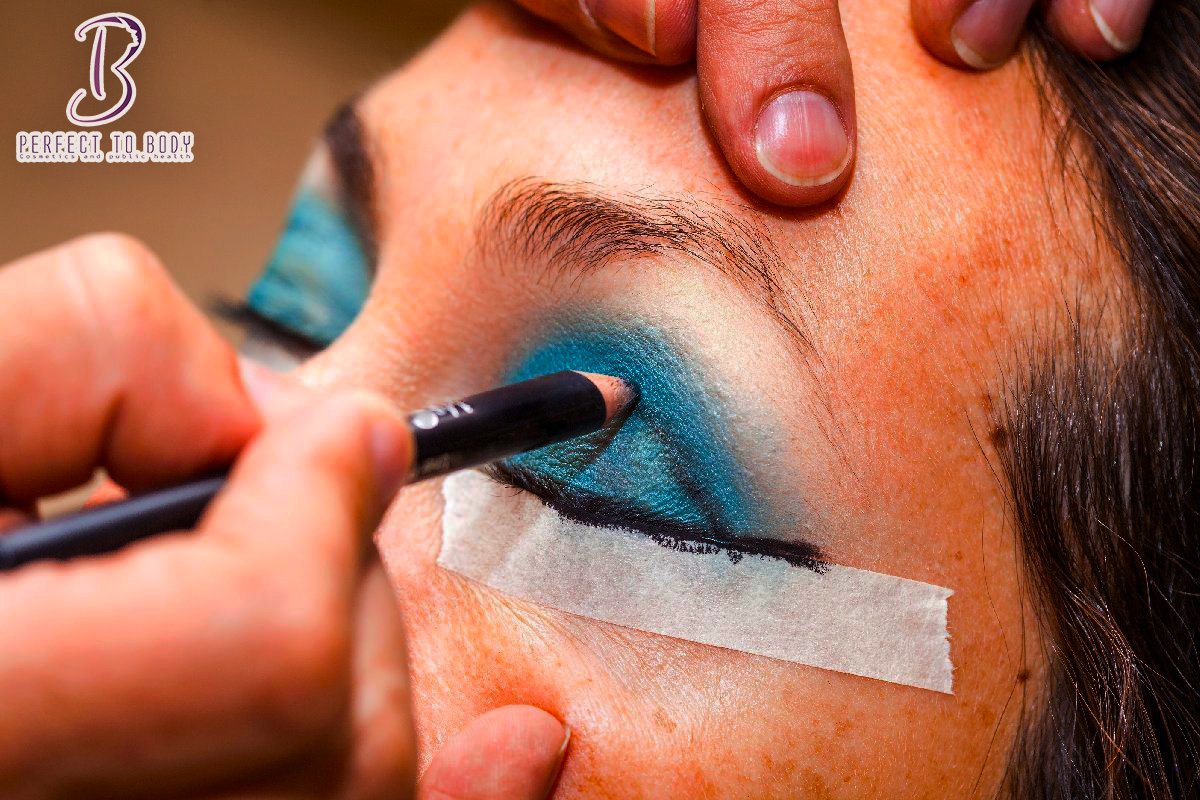طريقة رسم الايلاينر eyeliner للمبتدئين