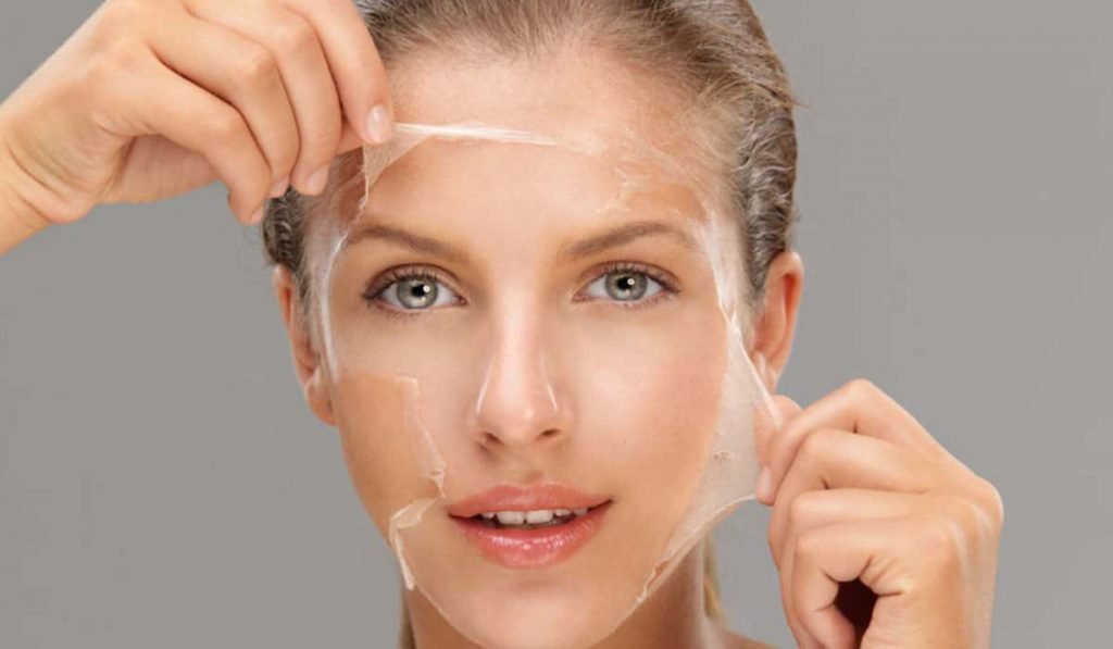 كيف أزيل قشور الوجه بعد التقشير الكيميائي؟